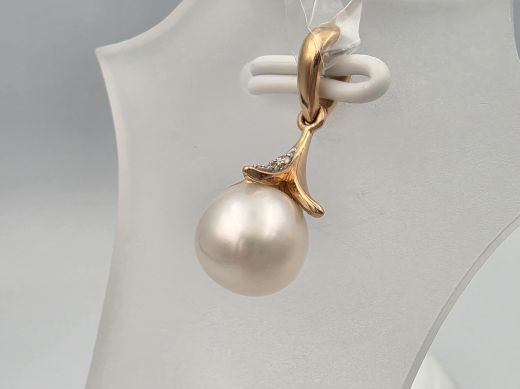 Gold pendant with diamond, 1.13 g