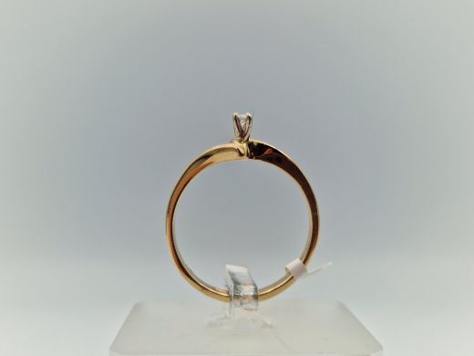 Золотое кольцо с бриллиантом, 2.25 г, разм. 17.5