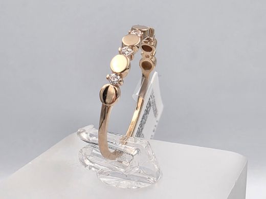 Gold ring with zircon