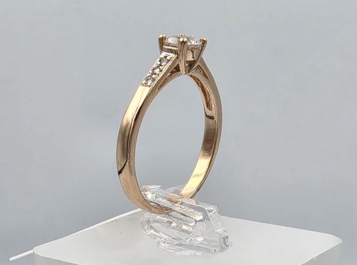 Gold ring with zircon