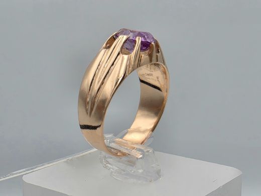 Gold ring with corundum