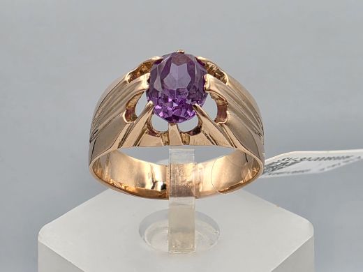 Gold ring with corundum