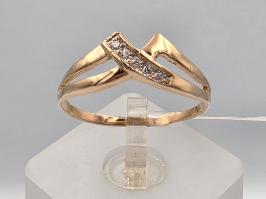 Gold ring with zircon