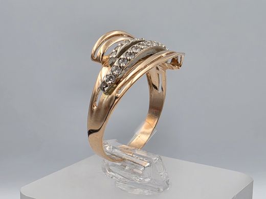 Gold ring with zircon