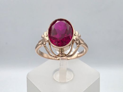 Золотое кольцо с кораллом, 3.64 г, разм. 18.5