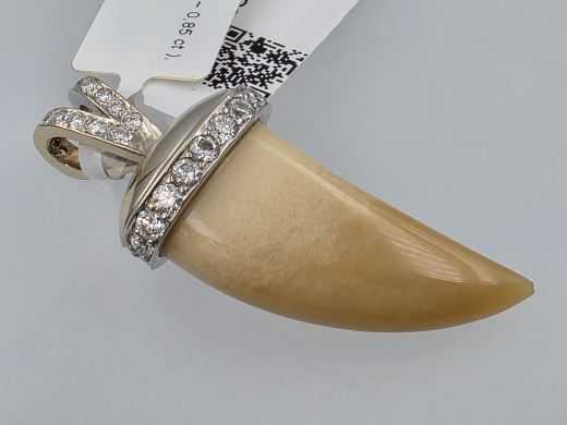 Gold pendant with diamond and chalcedony, 6.22 g