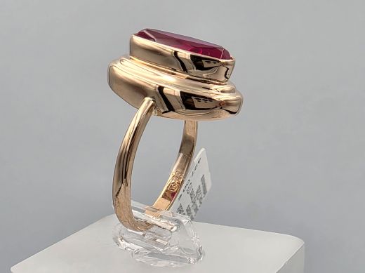 Gold ring with corundum, 4.49 g, size 17.5