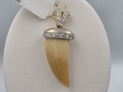 Gold pendant with diamond and chalcedony, 6.22 g