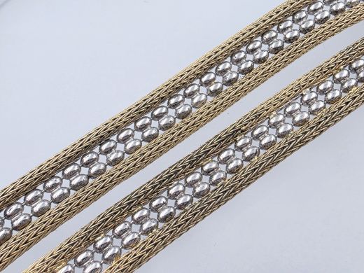 Gold necklace with sapphires