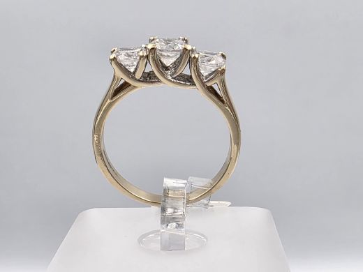 Gold ring with zircon