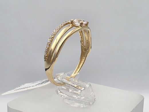Gold ring with zircon