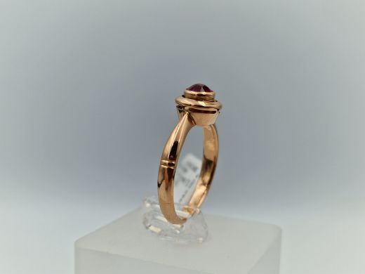 Золотое кольцо с кораллом, 3.6 г, разм. 17.5