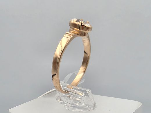 Gold ring with zircon