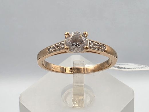 Gold ring with zircon