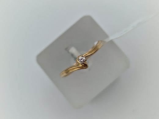 Золотое кольцо с бриллиантом, 2.25 г, разм. 17.5