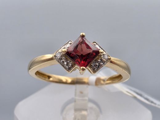 Gold ring with diamonds