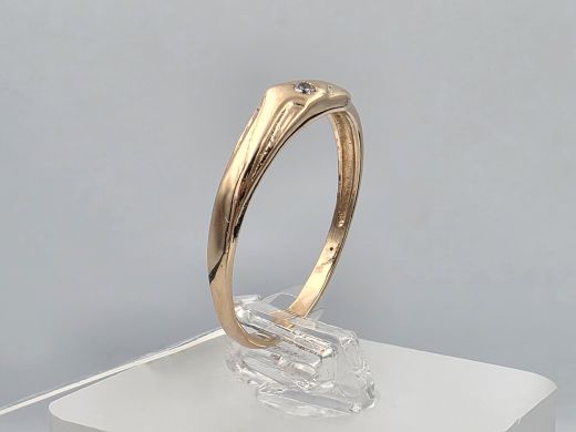 Gold ring with zircon