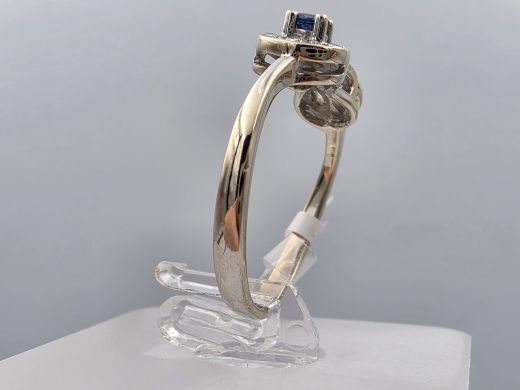 Gold ring with diamond and sapphire, 2.37 g, size 16.5