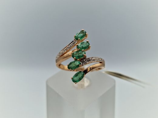 Zelta gredzens ar briljantiem un smaragdiem, 3.5 g, izm. 18