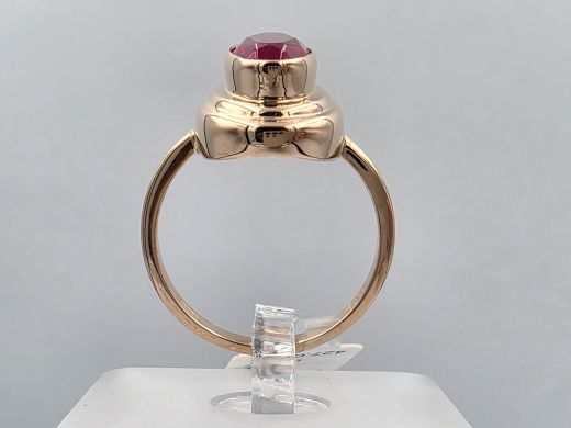 Gold ring with corundum, 4.49 g, size 17.5