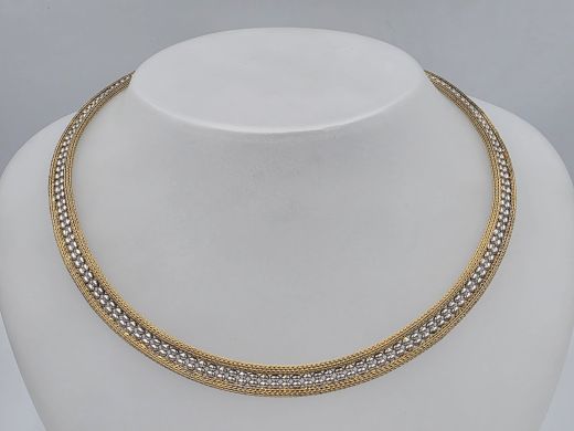 Gold necklace with sapphires