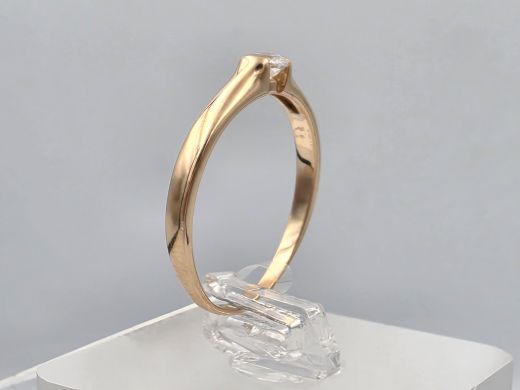 Gold ring with zircon