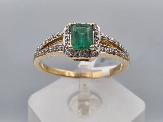 Gold ring with diamonds and emeralds