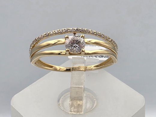 Gold ring with zircon