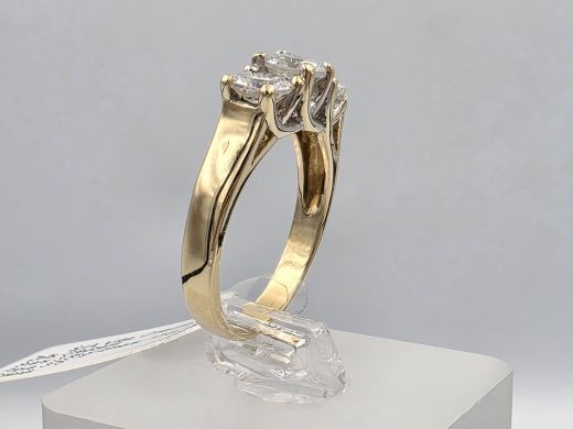 Gold ring with zircon